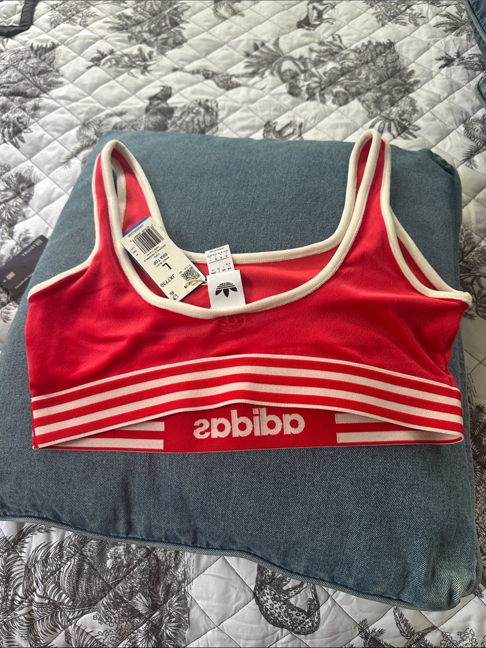 🆕 adidas Red Sports Sports Bra with White Trim - Picture 2 of 2